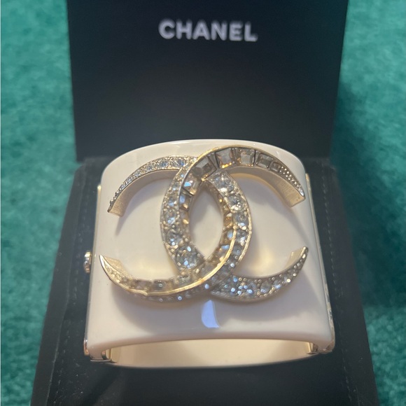 Authentic CHANEL
Resin Baguette Crystal Dubai CC Cuff Bracelet White Gold - Picture 5 of 5